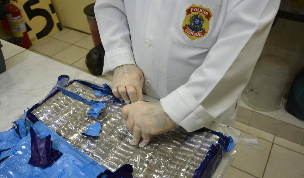 Uma estudante de Nutrição foi presa pela Polícia Federal, no Aeroporto Internacional do Recife, com quase 6 quilos de haxixe numa bolsa; com apenas 18 anos, a universitária contou para os policiais que foi convencida por um presidiário que conheceu e cumpre pena no Ceará - onde ela também estuda, e que ganharia R$ 10 mil; ela recebeu a droga em Barcelona, na Espanha, e levaria para o Rio de Janeiro; caso condenada por tráfico internacional de drogas a pena varia de 5 a 20 anos de reclusão (Foto: Voney Malta) Uma estudante de Nutrição foi presa pela Polícia Federal, no Aeroporto Internacional do Recife, com quase 6 quilos de haxixe numa bolsa; com apenas 18 anos, a universitária contou para os policiais que foi convencida por um presidiário que conheceu e cumpre pena no Ceará - onde ela também estuda, e que ganharia R$ 10 mil; ela recebeu a droga em Barcelona, na Espanha, e levaria para o Rio de Janeiro; caso condenada por tráfico internacional de drogas a pena varia de 5 a 20 anos de reclusão