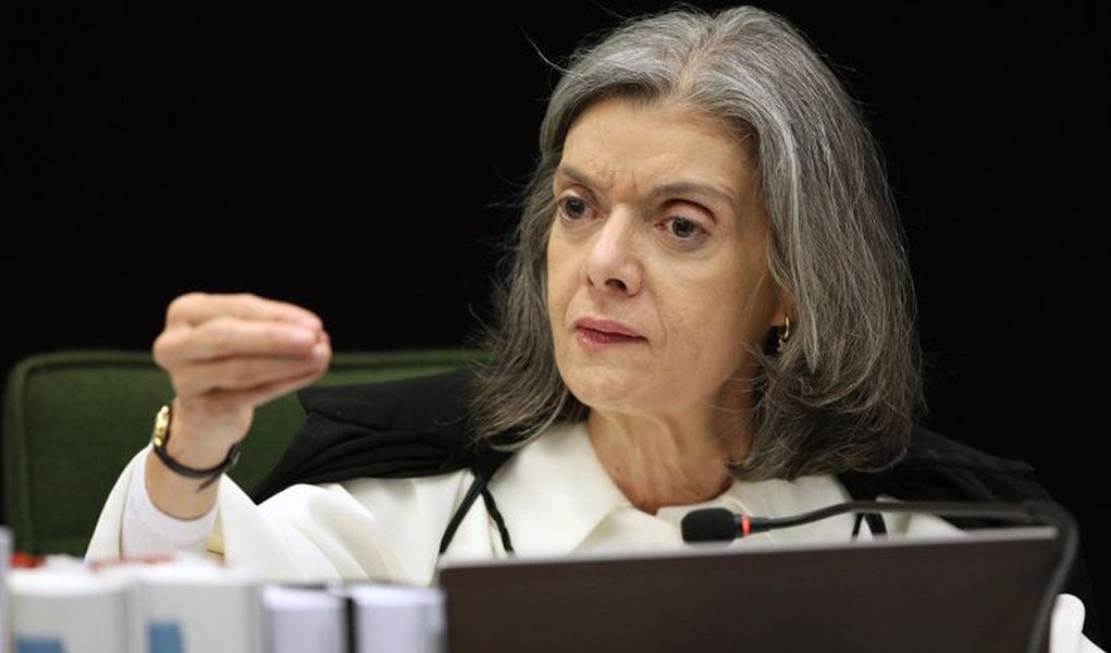 A ministra não viu, nem os juízes e membros do Ministério Público, que de grão em grão, as galinhas encheram o papo se juntaram as raposas e o resultado é esse grotesco cenário de poderes em confusão e guerra (Foto: Luciana Oliveira) A ministra não viu, nem os juízes e membros do Ministério Público, que de grão em grão, as galinhas encheram o papo se juntaram as raposas e o resultado é esse grotesco cenário de poderes em confusão e guerra