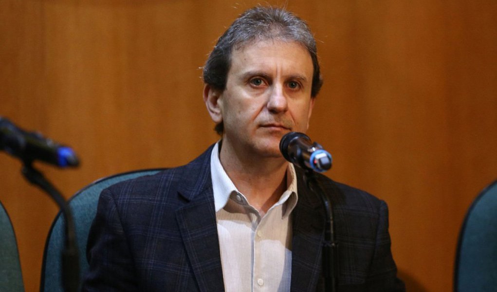 Doleiro Alberto Youssef, apontado como um dos principais envolvidos no esquema de corrupção e desvios em contratos da Petrobras desvendado pela Operação Lava Jato, deixou a prisão na tarde desta quinta-feira, 17; durante os quatro últimos meses de sua pena, Youssef permanecerá em um apartamento na Vila Conceição, bairro com o metro quadrado mais caro de São Paulo; juiz federal Sergio Moro determinou ainda que o doleiro terá que usar tornozeleira eletrônica e somente poderá usar o telefone para chamadas de emergência e para pessoas previamente autorizadas (Foto: Paulo Emílio) Doleiro Alberto Youssef, apontado como um dos principais envolvidos no esquema de corrupção e desvios em contratos da Petrobras desvendado pela Operação Lava Jato, deixou a prisão na tarde desta quinta-feira, 17; durante os quatro últimos meses de sua pena, Youssef permanecerá em um apartamento na Vila Conceição, bairro com o metro quadrado mais caro de São Paulo; juiz federal Sergio Moro determinou ainda que o doleiro terá que usar tornozeleira eletrônica e somente poderá usar o telefone para chamadas de emergência e para pessoas previamente autorizadas