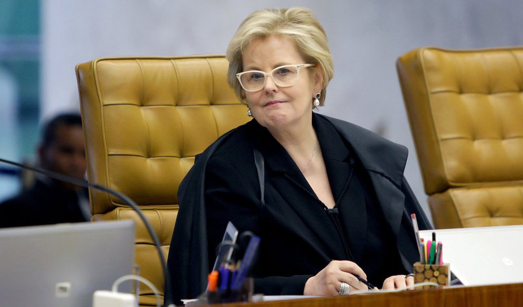 Ministra Rosa Weber, do Supremo Tribunal Federal (STF), determinou o depósito em juízo de parte dos recursos arrecadados pela União com a multa do programa de regularização de recursos não declarados no exterior que seriam destinados ao Piauí; Estado entrou com ação na Corte visando ter acesso a parte dos recursos do programa; "Defiro... o pedido subsidiário deduzido na petição..., no sentido de determinar o depósito, em conta judicial à disposição deste juízo, do valor correspondente do Fundo de Participação dos Estados relativo ao autor (Piauí), incidente sobre a multa", destacou a ministrae sua decisão (Foto: Paulo Emílio) Ministra Rosa Weber, do Supremo Tribunal Federal (STF), determinou o depósito em juízo de parte dos recursos arrecadados pela União com a multa do programa de regularização de recursos não declarados no exterior que seriam destinados ao Piauí; Estado entrou com ação na Corte visando ter acesso a parte dos recursos do programa; "Defiro... o pedido subsidiário deduzido na petição..., no sentido de determinar o depósito, em conta judicial à disposição deste juízo, do valor correspondente do Fundo de Participação dos Estados relativo ao autor (Piauí), incidente sobre a multa", destacou a ministrae sua decisão