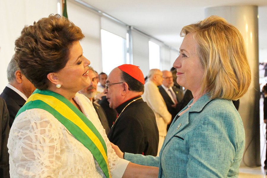 Em mensagem nas redes sociais, a presidente eleita e afastada por um golpe parlamentar, Dilma Rousseff, elogiou a candidata derrotada nos Estados Unidos, Hillary Clinton, por "mostrar o espírito de uma liderança de tradição democrática"; "Mesmo tendo maioria nas urnas, aceitou as regras da disputa eleitoral, reconhecendo a vitória de Donald Trump no colégio eleitoral. Na democracia o que importa é o respeito às regras do jogo", disse; Dilma escreveu ainda que "a democracia é um sistema que prevê ganhadores e perdedores nas eleições diretas" e que "a tradição de um democrata é reconhecer a derrota"; pena que Hillary não tenha feito nada para conter o apoio dos Estados Unidos ao golpe no Brasil, liderado pelo senador Aécio Neves (PSDB-MG), derrotado por Dilma em 2014 (Foto: Gisele Federicce) Em mensagem nas redes sociais, a presidente eleita e afastada por um golpe parlamentar, Dilma Rousseff, elogiou a candidata derrotada nos Estados Unidos, Hillary Clinton, por "mostrar o espírito de uma liderança de tradição democrática"; "Mesmo tendo maioria nas urnas, aceitou as regras da disputa eleitoral, reconhecendo a vitória de Donald Trump no colégio eleitoral. Na democracia o que importa é o respeito às regras do jogo", disse; Dilma escreveu ainda que "a democracia é um sistema que prevê ganhadores e perdedores nas eleições diretas" e que "a tradição de um democrata é reconhecer a derrota"; pena que Hillary não tenha feito nada para conter o apoio dos Estados Unidos ao golpe no Brasil, liderado pelo senador Aécio Neves (PSDB-MG), derrotado por Dilma em 2014
