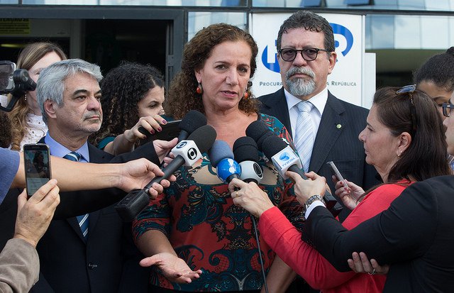 Lutaremos com todas as nossas forças para que Temer sofra o processo de impeachment ou que renuncie. Uma análise preliminar indica que Temer cometeu crime de responsabilidade (Foto: Jandira Feghali) Lutaremos com todas as nossas forças para que Temer sofra o processo de impeachment ou que renuncie. Uma análise preliminar indica que Temer cometeu crime de responsabilidade