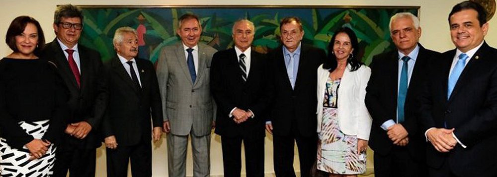 Presidente Michel Temer recebeu no Palácio do Planalto uma comitiva de autoridades do Piauí, em compromisso de agenda com o senador Elmano Ferrer (PTB-PI); entre os assuntos discutidos estão a conclusão da pavimentação do trecho piauiense da rodovia BR-222, que atravessa os estados do Pará, Piauí, Maranhão e Ceará; obra é uma antiga reivindicação do o presidente da Assembleia Legislativa do Piauí, Themístocles Filho (PMDB); "É uma obra federal da mais alta importância, porque liga três capitais, passando pelo território piauiense, é uma obra de integração", ressaltou Elmano (Foto: Aquiles Lins) Presidente Michel Temer recebeu no Palácio do Planalto uma comitiva de autoridades do Piauí, em compromisso de agenda com o senador Elmano Ferrer (PTB-PI); entre os assuntos discutidos estão a conclusão da pavimentação do trecho piauiense da rodovia BR-222, que atravessa os estados do Pará, Piauí, Maranhão e Ceará; obra é uma antiga reivindicação do o presidente da Assembleia Legislativa do Piauí, Themístocles Filho (PMDB); "É uma obra federal da mais alta importância, porque liga três capitais, passando pelo território piauiense, é uma obra de integração", ressaltou Elmano