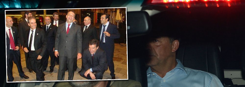Num vídeo de 2009 em que aparece no restaurante Louis 15, no Hotel de France, em Mônaco, o mais caro do mundo, na companhia de secretários e do empreiteiro Fernando Cavendish, da Delta, o então governador Sérgio Cabral se deliciou, referindo-se ao chef: "Este é o melhor Alain Ducasse do mundo"; hoje em Bangu, onde está preso, Cabral, de cabeça raspada, come pão com manteiga e café com leite de café da manhã (Foto: Gisele Federicce) Num vídeo de 2009 em que aparece no restaurante Louis 15, no Hotel de France, em Mônaco, o mais caro do mundo, na companhia de secretários e do empreiteiro Fernando Cavendish, da Delta, o então governador Sérgio Cabral se deliciou, referindo-se ao chef: "Este é o melhor Alain Ducasse do mundo"; hoje em Bangu, onde está preso, Cabral, de cabeça raspada, come pão com manteiga e café com leite de café da manhã