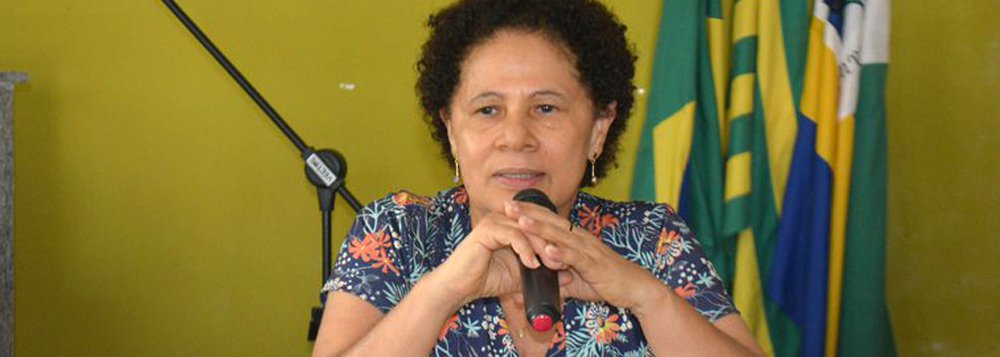 Senadora Regina Sousa (PT) está percorrendo municípios da região norte do Piauí para debater sobre os estragos que a PEC 55 pode trazer ao País; "A gente não é contra conter despesas, o erro é constitucionalizar por 20 anos. Este país vai ficar engessado," afirma; segundo a senadora, a mobilização social vai ajudar a esclarecer a população sobre os prejuízos que a proposta irá causar; " Quando um governador for solicitar ajuda, o governo federal vai ter a desculpa de que não pode ajudar porque a Constituição não permite" (Foto: Aquiles Lins) Senadora Regina Sousa (PT) está percorrendo municípios da região norte do Piauí para debater sobre os estragos que a PEC 55 pode trazer ao País; "A gente não é contra conter despesas, o erro é constitucionalizar por 20 anos. Este país vai ficar engessado," afirma; segundo a senadora, a mobilização social vai ajudar a esclarecer a população sobre os prejuízos que a proposta irá causar; " Quando um governador for solicitar ajuda, o governo federal vai ter a desculpa de que não pode ajudar porque a Constituição não permite"