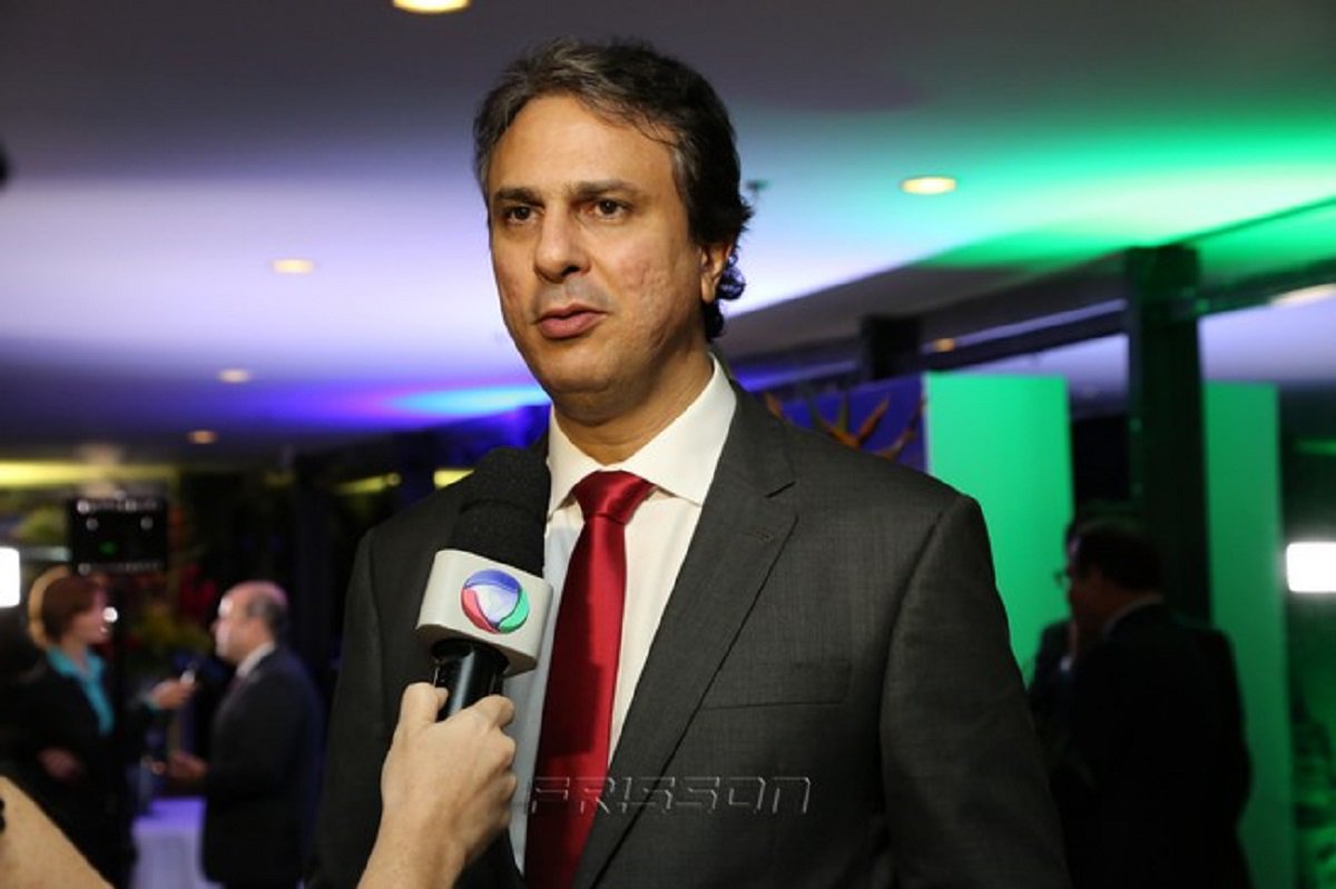O governador Camilo Santana passa o dia hoje, em Brasília, cumprindo agenda institucional. No final da tarde participa da audiência dos governadores com a ministra Carmen Lúcia, presidenta STF, para discutir sobre o pagamento, pela União, do valor relativo a multas recolhidas em virtude da aplicação da Lei de Repatriação e a cota-parte dos estados. O Governo Federal não pretende dividir com os estados o valor arrecadado com as multas do programa de repatriação (Foto: Fatima 247) O governador Camilo Santana passa o dia hoje, em Brasília, cumprindo agenda institucional. No final da tarde participa da audiência dos governadores com a ministra Carmen Lúcia, presidenta STF, para discutir sobre o pagamento, pela União, do valor relativo a multas recolhidas em virtude da aplicação da Lei de Repatriação e a cota-parte dos estados. O Governo Federal não pretende dividir com os estados o valor arrecadado com as multas do programa de repatriação