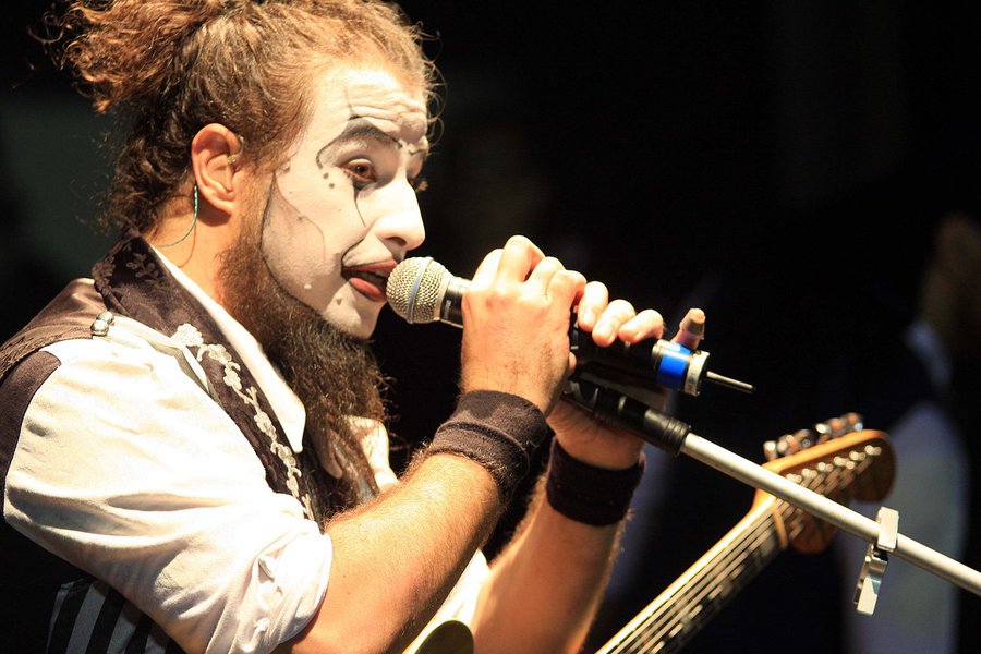 Em show realizado na noite desta quinta-feira (30), no Teatro Tobias Barreto, em Aracaju, o cantor Fernando Anitelli, da banda Teatro Mágico, manifestou sua opinião a favor da democracia e contra o governo golpista de Michel Temer; assista (Foto: Leonardo Attuch) Em show realizado na noite desta quinta-feira (30), no Teatro Tobias Barreto, em Aracaju, o cantor Fernando Anitelli, da banda Teatro Mágico, manifestou sua opinião a favor da democracia e contra o governo golpista de Michel Temer; assista
