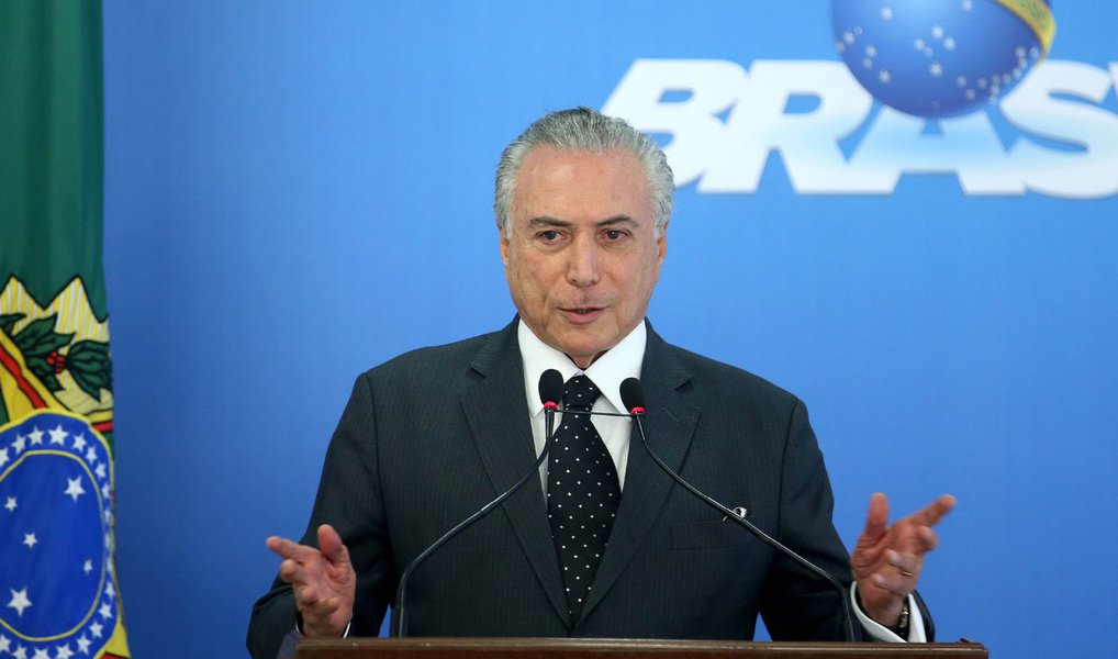 O presidente interino Michel Temer sancionou sem vetos os projetos de lei que garantem reajustes para servidores do Judiciário e do Ministério Público Federal (MPF); os aumentos serão pagos gradativamente em parcelas até 2019, e, somente no ano que vem, vão gerar impacto de mais de R$ 5 bilhões
(Foto: Valter Lima) O presidente interino Michel Temer sancionou sem vetos os projetos de lei que garantem reajustes para servidores do Judiciário e do Ministério Público Federal (MPF); os aumentos serão pagos gradativamente em parcelas até 2019, e, somente no ano que vem, vão gerar impacto de mais de R$ 5 bilhões