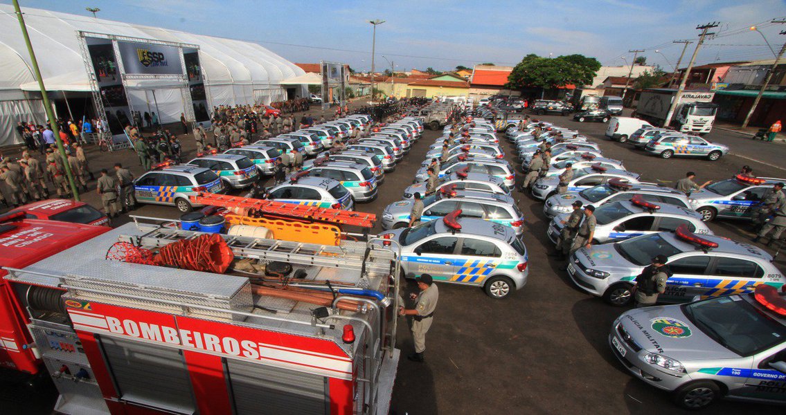 Governador Marconi Perillo lançou na Região Noroeste de Goiânia um programa pioneiro que prevê o entrosamento entre poder público e comunidade: o Pacto Social Pela Vida; Conferências Municipais de Segurança Pública vão atuar em 21 cidades da Região Metropolitana de Goiânia e do interior do Estado, onde concentram 89% dos crimes contra a vida e o patrimônio; Marconi afirmou que Goiás investiu este ano quase R$ 3 bilhões na área, garantindo infraestrutura para as Polícias Civil e Militar, que contam hoje com equipamentos de última geração e apoio de um complexo sistema de inteligência (Foto: José Barbacena) Governador Marconi Perillo lançou na Região Noroeste de Goiânia um programa pioneiro que prevê o entrosamento entre poder público e comunidade: o Pacto Social Pela Vida; Conferências Municipais de Segurança Pública vão atuar em 21 cidades da Região Metropolitana de Goiânia e do interior do Estado, onde concentram 89% dos crimes contra a vida e o patrimônio; Marconi afirmou que Goiás investiu este ano quase R$ 3 bilhões na área, garantindo infraestrutura para as Polícias Civil e Militar, que contam hoje com equipamentos de última geração e apoio de um complexo sistema de inteligência