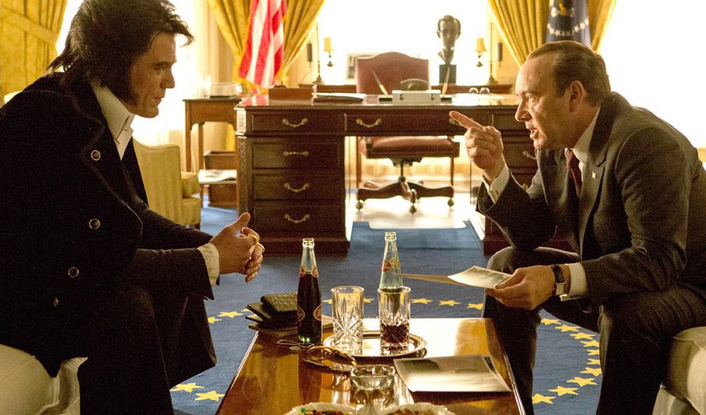"Elvis & Nixon", traz o ator Kevin Spacey interpretando o icônico ex-presidente dos EUA Richard Nixon; longa lança luz sobre um dos episódios mais inusitados de seu governo, que foi o seu encontro com o Rei do Rock, Elvis Presley, registrado apenas por uma foto; A curiosidade sobre o evento tinha alcançado apenas a televisão - com o pseudodocumentário "Elvis Meets Nixon" (1997) e um episódio de "Drunk History" com Jack Black como o cantor -, mas foi para os cinemas só agora, pelas mãos roteiristas Joey Sagal, sua ex-mulher Hanala Sagal e Cary Elwes, o galã de "A Princesa Prometida" (1987) (Foto: Paulo Emílio) "Elvis & Nixon", traz o ator Kevin Spacey interpretando o icônico ex-presidente dos EUA Richard Nixon; longa lança luz sobre um dos episódios mais inusitados de seu governo, que foi o seu encontro com o Rei do Rock, Elvis Presley, registrado apenas por uma foto; A curiosidade sobre o evento tinha alcançado apenas a televisão - com o pseudodocumentário "Elvis Meets Nixon" (1997) e um episódio de "Drunk History" com Jack Black como o cantor -, mas foi para os cinemas só agora, pelas mãos roteiristas Joey Sagal, sua ex-mulher Hanala Sagal e Cary Elwes, o galã de "A Princesa Prometida" (1987)