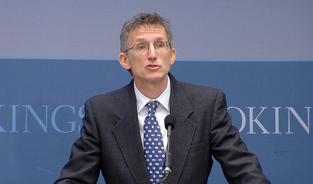 Pesquisador do Instituto Brookings Ted Piccone, especialista em ordem global e política internacional, Ted Piccone, afirmou neste sábado, 25, que o munda passa por uma crise dos ideais democráticos, demonstrada com saída do Reino Unido da União Europeia; "As pessoas estão insatisfeitas, e isso leva a uma polarização política cada vez maior. Temos motivos reais para ficar preocupados", disse Piccone; "Estamos vendo tendências que no passado levaram a radicalismo, como o fascismo e o nacionalismo disfarçado de populismo, que leva a mais conflitos", afirma (Foto: Aquiles Lins) Pesquisador do Instituto Brookings Ted Piccone, especialista em ordem global e política internacional, Ted Piccone, afirmou neste sábado, 25, que o munda passa por uma crise dos ideais democráticos, demonstrada com saída do Reino Unido da União Europeia; "As pessoas estão insatisfeitas, e isso leva a uma polarização política cada vez maior. Temos motivos reais para ficar preocupados", disse Piccone; "Estamos vendo tendências que no passado levaram a radicalismo, como o fascismo e o nacionalismo disfarçado de populismo, que leva a mais conflitos", afirma
