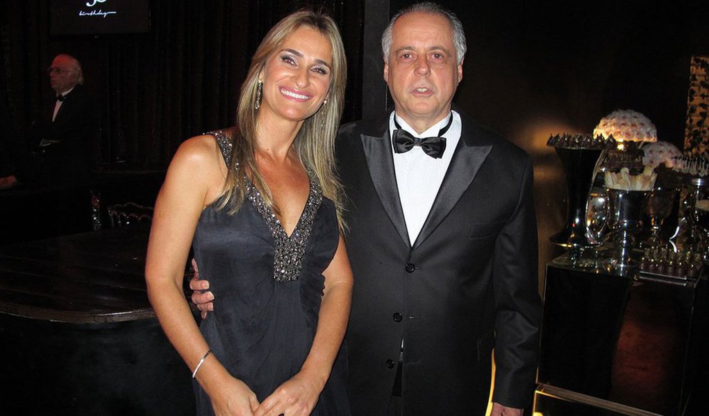 “Temos nossa tragédia particular, que é fugir do rebaixamento. Esse adiamento da rodada será prejudicial. Não é hora de reclamar, mas esse adiamento certamente criará embaraços que lá na frente teremos de comentar”, disse o presidente do Inter, causando uma imensa polêmica ao comparar a "tragédia" do rebaixamento de seu clube com a da morte de quase todo o time da Chapecoense; "Não é necessário desenhar nem para Carvalho a imensa podridão de caráter que exala de sua fala. Mas isso não deve ser tratado apenas como um deslize. É assim que a elite brasileira se comporta em muitos momentos", comenta o jornalista Renato Rovai (Foto: Gisele Federicce) “Temos nossa tragédia particular, que é fugir do rebaixamento. Esse adiamento da rodada será prejudicial. Não é hora de reclamar, mas esse adiamento certamente criará embaraços que lá na frente teremos de comentar”, disse o presidente do Inter, causando uma imensa polêmica ao comparar a "tragédia" do rebaixamento de seu clube com a da morte de quase todo o time da Chapecoense; "Não é necessário desenhar nem para Carvalho a imensa podridão de caráter que exala de sua fala. Mas isso não deve ser tratado apenas como um deslize. É assim que a elite brasileira se comporta em muitos momentos", comenta o jornalista Renato Rovai
