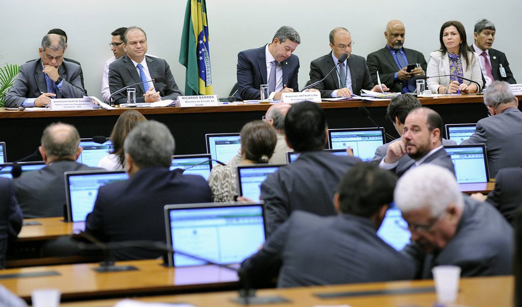 Comissão Mista de Planos, Orçamentos Públicos e Fiscalização (CMO) aprovou o relatório da receita orçamentária para 2017 com elevação da arrecadação federal em R$ 13,2 bilhões, totalizando R$ 1,407 trilhão; proposta orçamentária original (PLN 18/16) previa R$ 1,393 trilhão; do acréscimo aprovado, R$ 10,1 bilhões representam receita para o governo federal. Os outros R$ 3,1 bilhões vão para estados e municípios por determinação constitucional (Foto: Paulo Emílio) Comissão Mista de Planos, Orçamentos Públicos e Fiscalização (CMO) aprovou o relatório da receita orçamentária para 2017 com elevação da arrecadação federal em R$ 13,2 bilhões, totalizando R$ 1,407 trilhão; proposta orçamentária original (PLN 18/16) previa R$ 1,393 trilhão; do acréscimo aprovado, R$ 10,1 bilhões representam receita para o governo federal. Os outros R$ 3,1 bilhões vão para estados e municípios por determinação constitucional