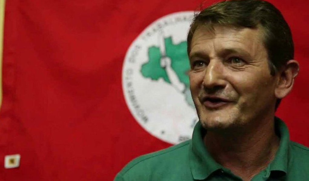 Coordenador nacional do MST, Gilmar Mauro estava na Escola Nacional Florestan Fernandes no momento da operação da Polícia Civil e contou que dez viaturas foram à escola à procura de uma única mulher, que não estava no local; "O que ocorreu hoje aqui está ocorrendo no Brasil inteiro. É a implantação de um Estado de exceção, que busca criminalizar os movimentos sociais. Esse é o clima que a sociedade está vivendo e precisamos enfrentar", criticou; operação contra o MST, que ocorreu também no Paraná e Mato Grosso do Sul, foi repudiada por parlamentares, líderes sindicais e movimentos sociais (Foto: Aquiles Lins) Coordenador nacional do MST, Gilmar Mauro estava na Escola Nacional Florestan Fernandes no momento da operação da Polícia Civil e contou que dez viaturas foram à escola à procura de uma única mulher, que não estava no local; "O que ocorreu hoje aqui está ocorrendo no Brasil inteiro. É a implantação de um Estado de exceção, que busca criminalizar os movimentos sociais. Esse é o clima que a sociedade está vivendo e precisamos enfrentar", criticou; operação contra o MST, que ocorreu também no Paraná e Mato Grosso do Sul, foi repudiada por parlamentares, líderes sindicais e movimentos sociais