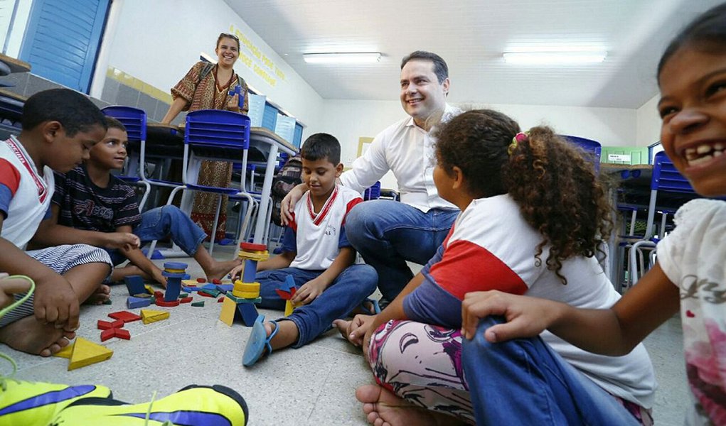 O governador Renan Filho (PMDB) prometeu para 2017 que 28 escolas estarão aptas para adotar o regime de educação em tempo integral; "Hoje, contamos com 14 escolas em tempo integral funcionando normalmente. O plano é que em 2017 28 escolas estejam prontas para receber esse avanço e a nossa meta é que com o financiamento do Ministério da Educação 50 escolas estejam com o ensino médio integral até o final do meu mandato", disse Renan (Foto: Voney Malta) O governador Renan Filho (PMDB) prometeu para 2017 que 28 escolas estarão aptas para adotar o regime de educação em tempo integral; "Hoje, contamos com 14 escolas em tempo integral funcionando normalmente. O plano é que em 2017 28 escolas estejam prontas para receber esse avanço e a nossa meta é que com o financiamento do Ministério da Educação 50 escolas estejam com o ensino médio integral até o final do meu mandato", disse Renan