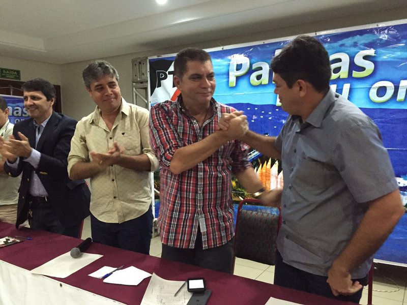 Adesão à campanha de reeleição do prefeito de Palmas, Carlos Amastha (PSB), foi oficializada na noite desta sexta-feira pelo Partido Trabalhista Brasileiro (PTB); "Estamos aqui não só para trilhar uma campanha, mas para ajudar no que puder", declarou o presidente metropolitano da legenda, Ricardo Abalém; em seu discurso, Amastha falou também da crise que se encontra o País; "O jeito que eles fazem política nos levaram a essa crise profunda que o Brasil e o Tocantins estão vivendo, e que Palmas não está vivendo porque Palmas tem gestão, tem gente cuidado dela e sabe exatamente pra onde quer ir", destacou (Foto: Gisele Federicce) Adesão à campanha de reeleição do prefeito de Palmas, Carlos Amastha (PSB), foi oficializada na noite desta sexta-feira pelo Partido Trabalhista Brasileiro (PTB); "Estamos aqui não só para trilhar uma campanha, mas para ajudar no que puder", declarou o presidente metropolitano da legenda, Ricardo Abalém; em seu discurso, Amastha falou também da crise que se encontra o País; "O jeito que eles fazem política nos levaram a essa crise profunda que o Brasil e o Tocantins estão vivendo, e que Palmas não está vivendo porque Palmas tem gestão, tem gente cuidado dela e sabe exatamente pra onde quer ir", destacou
