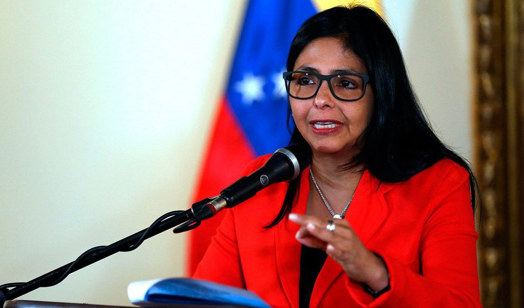 Chanceler da Venezuela, Delcy Rodriguez, afirmou que a decisão dos países fundadores do Mercosul de suspender os direitos do país a ser estado-membro supõe um 'golpe de estado'; "É um golpe de Estado no Mercosul, e isso constituiria uma agressão à Venezuela de dimensões realmente grandes", afirmou; segundo ela, a Venezuela continuará a ser um Estado Membro do Mercosul, uma vez que não foi notificada da suspens (Foto: Paulo Emílio) Chanceler da Venezuela, Delcy Rodriguez, afirmou que a decisão dos países fundadores do Mercosul de suspender os direitos do país a ser estado-membro supõe um 'golpe de estado'; "É um golpe de Estado no Mercosul, e isso constituiria uma agressão à Venezuela de dimensões realmente grandes", afirmou; segundo ela, a Venezuela continuará a ser um Estado Membro do Mercosul, uma vez que não foi notificada da suspens