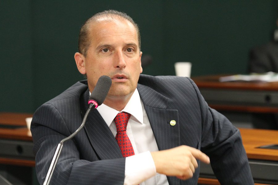 Às vésperas de fechar a redação final do seu relatório sobre as 10 medidas de combate à corrupção sugeridas pelos procuradores da Lava Jato, o deputado Onyx Lorenzoni se reuniu com o procurador da República Deltan Dellagnol, coordenador da força-tarefa de Curitiba; eles concordaram em relação ao grosso do texto, mas ao repassar o item número 8, que trata da criminalização do caixa 2, Onyx e Deltan avaliaram que será inócua eventual tentativa de enganchar na proposta uma emenda sobre a anistia do caixa dois praticado no passado; "Não creio que alguém terá coragem de assumir uma emenda como essa no plenário da Câmara", diz Onyx (Foto: Romulo Faro) Às vésperas de fechar a redação final do seu relatório sobre as 10 medidas de combate à corrupção sugeridas pelos procuradores da Lava Jato, o deputado Onyx Lorenzoni se reuniu com o procurador da República Deltan Dellagnol, coordenador da força-tarefa de Curitiba; eles concordaram em relação ao grosso do texto, mas ao repassar o item número 8, que trata da criminalização do caixa 2, Onyx e Deltan avaliaram que será inócua eventual tentativa de enganchar na proposta uma emenda sobre a anistia do caixa dois praticado no passado; "Não creio que alguém terá coragem de assumir uma emenda como essa no plenário da Câmara", diz Onyx