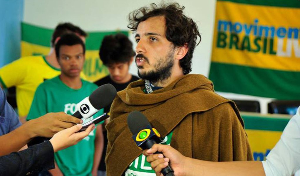 Segundo investigação de CartaCapital na cidade de origem do Movimento Brasil Livre, Vinhedo (SP), os irmãos Renan e Alexandre Santos, líderes do grupo, mantêm relações estreitas com o ex-prefeito Milton Serafim, do PTB; Serafim foi condenado a 32 anos de prisão por receber propina em troca da facilitação de licenças de loteamentos e também por envolvimento com a máfia dos sanguessugas; e com o vice Jaime Cruz, do PSDB, citado na máfia da merenda (Foto: Roberta Namour) Segundo investigação de CartaCapital na cidade de origem do Movimento Brasil Livre, Vinhedo (SP), os irmãos Renan e Alexandre Santos, líderes do grupo, mantêm relações estreitas com o ex-prefeito Milton Serafim, do PTB; Serafim foi condenado a 32 anos de prisão por receber propina em troca da facilitação de licenças de loteamentos e também por envolvimento com a máfia dos sanguessugas; e com o vice Jaime Cruz, do PSDB, citado na máfia da merenda