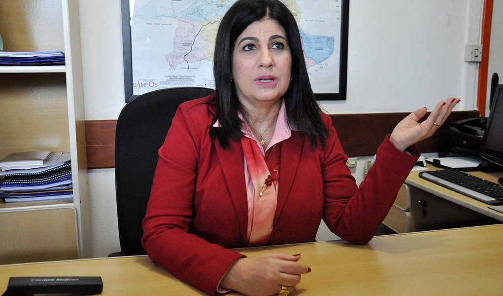 Prefeita de Campo dos Goyatacazes e mulher do ex-governador Anthony Garotinho (PR), Rosinha Garotinho criticou a prisão do marido e disse que ela aconteceu pelo fato de ele estar denunciando "muita gente grande"; "Tem muita coisa ainda que vai explodir", anunciou; ela também disse que Garotinho "foi preso não por roubo, não é por enriquecimento ilícito, não é improbidade. É por alimentar o povo pobre" (Foto: Paulo Emílio) Prefeita de Campo dos Goyatacazes e mulher do ex-governador Anthony Garotinho (PR), Rosinha Garotinho criticou a prisão do marido e disse que ela aconteceu pelo fato de ele estar denunciando "muita gente grande"; "Tem muita coisa ainda que vai explodir", anunciou; ela também disse que Garotinho "foi preso não por roubo, não é por enriquecimento ilícito, não é improbidade. É por alimentar o povo pobre"