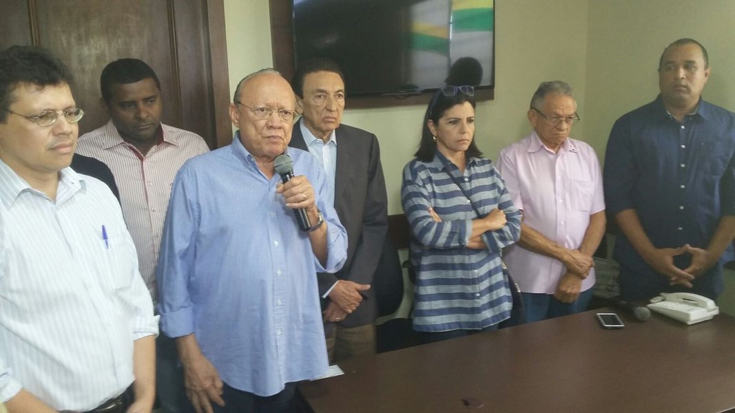 Os senadores maranhenses Edson Lobão (PMDB) e João Alberto (PMDB) estão entre os dez senadores que acumulam proventos, recebendo vencimentos bem acima deste valor; constatação foi feita em meio à discussão sobre a legalidade do pagamento de supersalários nos três poderes que superam o teto constitucional de R$ 33,7 mil mensais; concessão de aposentadorias a ex-governadores vem sendo discutida há anos no Supremo Tribunal Federal (Foto: Voney Malta) Os senadores maranhenses Edson Lobão (PMDB) e João Alberto (PMDB) estão entre os dez senadores que acumulam proventos, recebendo vencimentos bem acima deste valor; constatação foi feita em meio à discussão sobre a legalidade do pagamento de supersalários nos três poderes que superam o teto constitucional de R$ 33,7 mil mensais; concessão de aposentadorias a ex-governadores vem sendo discutida há anos no Supremo Tribunal Federal