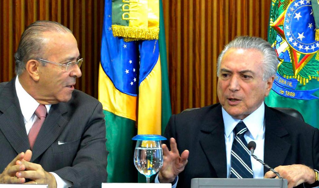 Presidente interino Michel Temer afirmou que o Banco Central tem plena autonomia para definir a taxa básica de juros e que a política monetária tem como prioridade combater a inflação; afirmação de Temer vem logo depois de o ministro-chefe da Casa Civil, Eliseu Padilha, afirmar que o presidente interino via com bons olhos queda na Selic, hoje a 14,25% ao ano; Comitê de Política Monetária (Copom) deverá anunciar nesta quarta-feira (20) se mantém ou não a atual taxa de juros (Foto: Paulo Emílio) Presidente interino Michel Temer afirmou que o Banco Central tem plena autonomia para definir a taxa básica de juros e que a política monetária tem como prioridade combater a inflação; afirmação de Temer vem logo depois de o ministro-chefe da Casa Civil, Eliseu Padilha, afirmar que o presidente interino via com bons olhos queda na Selic, hoje a 14,25% ao ano; Comitê de Política Monetária (Copom) deverá anunciar nesta quarta-feira (20) se mantém ou não a atual taxa de juros