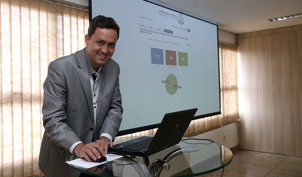 Defensor público Murilo da Costa Machado obteve 104 votos na eleição para a escolha do novo defensor público-geral da Defensoria Pública do Estado do Tocantins (DPE-TO) para o biênio 2017/2019; ele substituirá Marlon Amorim, cujo mandato termina em janeiro de 2017; "Vamos demonstrar a todo momento a necessidade de não haver retrocesso e vamos tentar fazer uma gestão que otimize os recursos que existem", afirmou Machado, que foi presidente da Associação dos Defensores Públicos do Estado do Tocantins (Adpeto) entre 2009 e 2013 (Foto: Aquiles Lins) Defensor público Murilo da Costa Machado obteve 104 votos na eleição para a escolha do novo defensor público-geral da Defensoria Pública do Estado do Tocantins (DPE-TO) para o biênio 2017/2019; ele substituirá Marlon Amorim, cujo mandato termina em janeiro de 2017; "Vamos demonstrar a todo momento a necessidade de não haver retrocesso e vamos tentar fazer uma gestão que otimize os recursos que existem", afirmou Machado, que foi presidente da Associação dos Defensores Públicos do Estado do Tocantins (Adpeto) entre 2009 e 2013