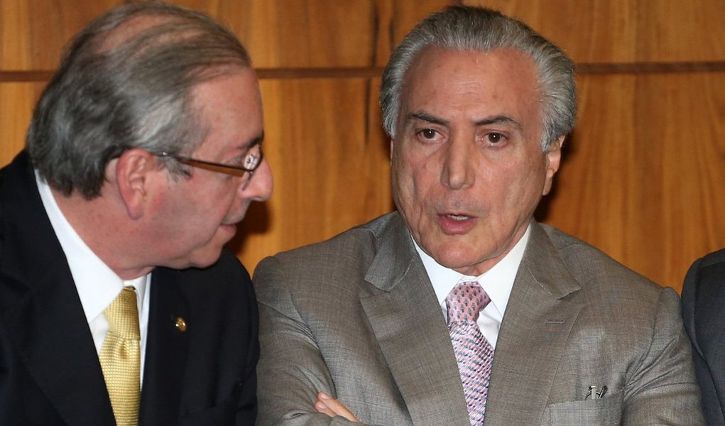 Um ministro de Temer diz que o governo interino está fazendo de tudo, até mandinga, para não ser atingido por uma eventual delação premiada de Eduardo Cunha; colunista Natuza Nery afirma no Painel que aliados do presidente afastado da Câmara dizem que ele já enviou mais de um recado ao Palácio do Planalto para que Michel Temer pense duas vezes antes de abandoná-lo (Foto: Roberta Namour) Um ministro de Temer diz que o governo interino está fazendo de tudo, até mandinga, para não ser atingido por uma eventual delação premiada de Eduardo Cunha; colunista Natuza Nery afirma no Painel que aliados do presidente afastado da Câmara dizem que ele já enviou mais de um recado ao Palácio do Planalto para que Michel Temer pense duas vezes antes de abandoná-lo