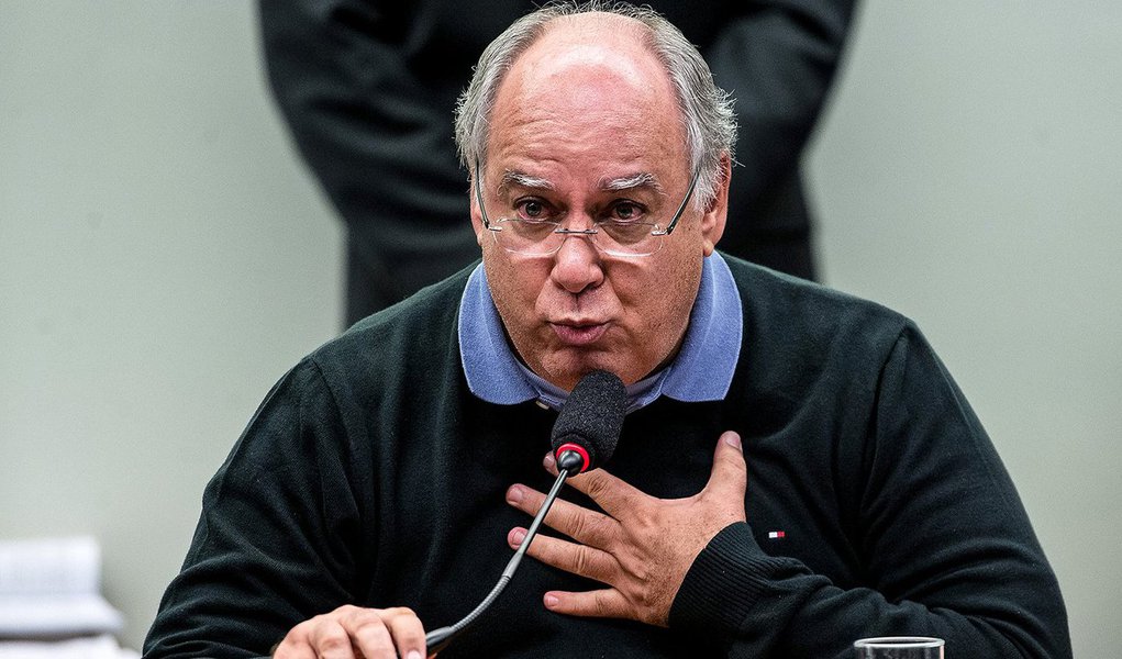 Após fracassar na tentativa de fechar delação premiada na Lava Jato com o Ministério Público Federal, o ex-diretor de Serviços da Petrobras Renato Duque está disposto a falar; no ano passado, o procurador-geral da República, Rodrigo Janot, travou o acordo por apresentar poucas provas; o MPF, agora, resiste a aceitar; os advogados de Duque vão tentar convencer o juiz Sergio Moro de que ele tem informações relevantes a passar (Foto: Roberta Namour) Após fracassar na tentativa de fechar delação premiada na Lava Jato com o Ministério Público Federal, o ex-diretor de Serviços da Petrobras Renato Duque está disposto a falar; no ano passado, o procurador-geral da República, Rodrigo Janot, travou o acordo por apresentar poucas provas; o MPF, agora, resiste a aceitar; os advogados de Duque vão tentar convencer o juiz Sergio Moro de que ele tem informações relevantes a passar
