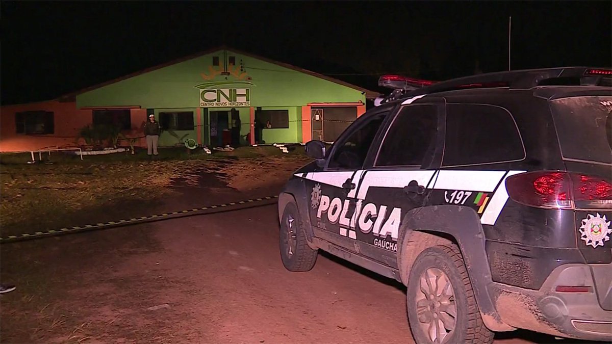 Sete pessoas morreram em um incêndio ocorrido em Arroio dos Ratos, município localizado a 55 quilômetros de Porto Alegre; a casa incendiada está em uma propriedade pertencente ao Centro Novos Horizontes, voltado ao tratamento de dependentes químicos; segundo informações da Brigada Militar, cerca de 40 pessoas estavam na casa no momento em que o fogo começou; as sete vítimas estavam em uma área de contenção, que era gradeada, e não conseguiram sair após o início das chamas (Foto: Leonardo Lucena) Sete pessoas morreram em um incêndio ocorrido em Arroio dos Ratos, município localizado a 55 quilômetros de Porto Alegre; a casa incendiada está em uma propriedade pertencente ao Centro Novos Horizontes, voltado ao tratamento de dependentes químicos; segundo informações da Brigada Militar, cerca de 40 pessoas estavam na casa no momento em que o fogo começou; as sete vítimas estavam em uma área de contenção, que era gradeada, e não conseguiram sair após o início das chamas