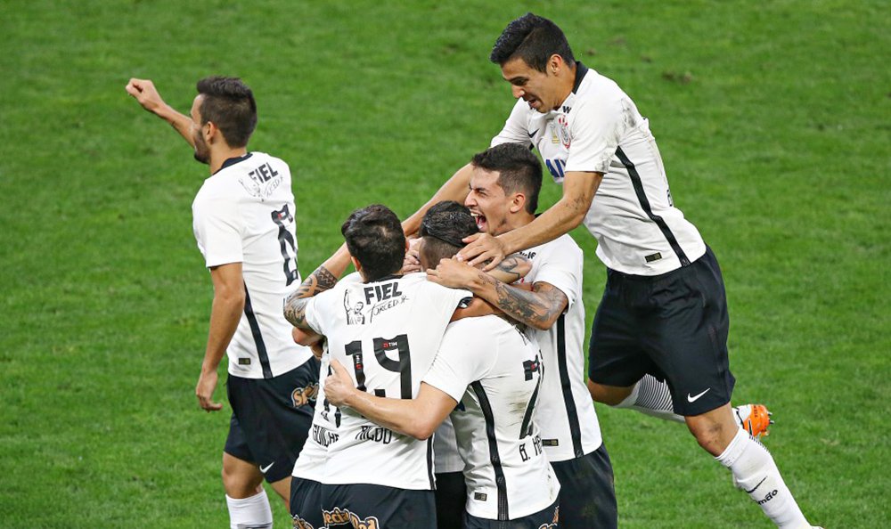 Timão segurou a pressão imposta pelo Flamengo no primeiro tempo e venceu por 4 a 0; com a vitória, assumiu a vice-liderança da Série A, empatando em número de pontos com o Palmeiras (ambos com 25); o Flamengo, que poderia terminar a rodada no G-4, caiu para a sexta posição, com 20 pontos (Foto: Roberta Namour) Timão segurou a pressão imposta pelo Flamengo no primeiro tempo e venceu por 4 a 0; com a vitória, assumiu a vice-liderança da Série A, empatando em número de pontos com o Palmeiras (ambos com 25); o Flamengo, que poderia terminar a rodada no G-4, caiu para a sexta posição, com 20 pontos