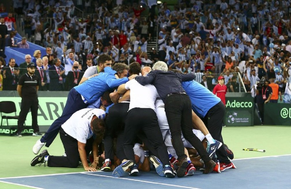 Com uma virada espetacular, Argentina bateu a Croácia em Zagreb e conquistou a Copa Davis pela primeira vez, neste domingo; a competição é disputada desde 1900; após Del Potro igualar o confronto em 2 a 2 em um jogo histórico contra o anfitrião Cilic e forçar a quinta e decisiva partida, o argentino Frederico Delbonis, 41° do mundo, bateu Ivo Karlovic, 20° (Foto: José Barbacena) Com uma virada espetacular, Argentina bateu a Croácia em Zagreb e conquistou a Copa Davis pela primeira vez, neste domingo; a competição é disputada desde 1900; após Del Potro igualar o confronto em 2 a 2 em um jogo histórico contra o anfitrião Cilic e forçar a quinta e decisiva partida, o argentino Frederico Delbonis, 41° do mundo, bateu Ivo Karlovic, 20°