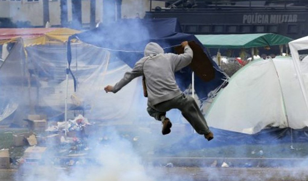 Os últimos dias estão levando o Brasil para o território do imponderável e da falta total de seriedade com os destinos da democracia. E isso, infelizmente, pode levá-lo para um regime de força se a convulsão social, que já não parece tão distante, de fato vier a ocorrer (Foto: Renato Rovai) Os últimos dias estão levando o Brasil para o território do imponderável e da falta total de seriedade com os destinos da democracia. E isso, infelizmente, pode levá-lo para um regime de força se a convulsão social, que já não parece tão distante, de fato vier a ocorrer