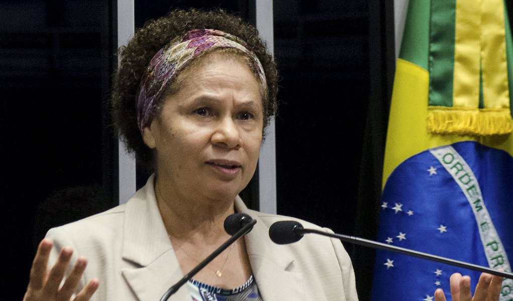 A senadora Regina Sousa (PT-PI) chamou de “balcão de negócio” o jantar no Palácio da Alvorada, que reuniu deputados da base aliada e ministros do governo Temer; “Acho que a PEC que cria o teto para o gasto público passa na Câmara, até porque o Temer demitiu ministro para votar a matéria. Essa proposta é um retrocesso, uma pancada na educação, na saúde, porque não se reduz despesa com lei. Você faz isso no dia a dia, cortando gastos”, avalia Regina Sousa (Foto: Leonardo Lucena) A senadora Regina Sousa (PT-PI) chamou de “balcão de negócio” o jantar no Palácio da Alvorada, que reuniu deputados da base aliada e ministros do governo Temer; “Acho que a PEC que cria o teto para o gasto público passa na Câmara, até porque o Temer demitiu ministro para votar a matéria. Essa proposta é um retrocesso, uma pancada na educação, na saúde, porque não se reduz despesa com lei. Você faz isso no dia a dia, cortando gastos”, avalia Regina Sousa
