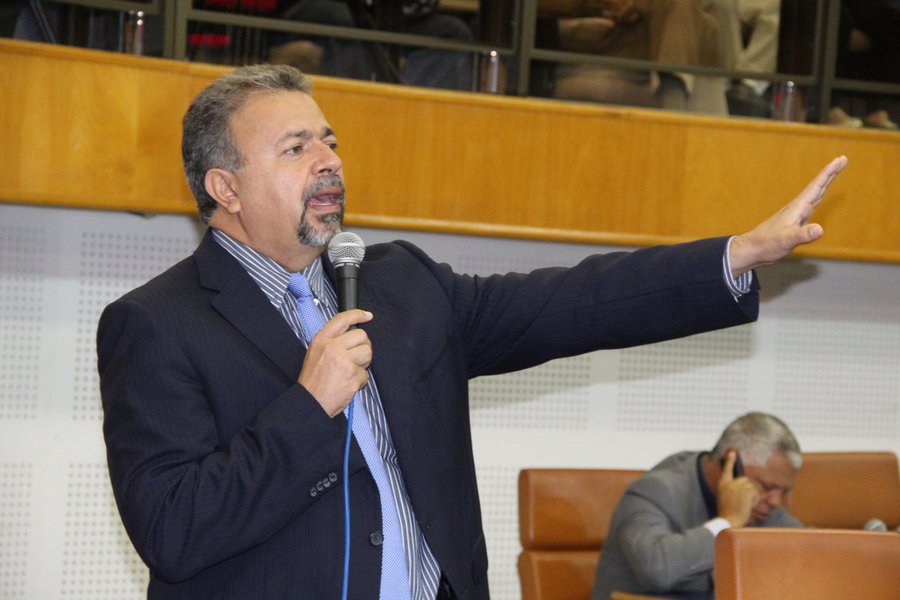 Vereador do PSB vai denunciar novas ilegalidade ao MP e pedir auditoria do TCM; segundo ele, a Prefeitura de Goiânia paga por serviço que não funciona; Trana, empresa responsável, recebeu por equipamentos estragados e fraudou multas, segundo revela relatório da própria SMT; desde 2010 que a Trana realiza serviço em Goiânia em contrato que vem sendo prorrogado por aditivos; até 2015, a Trana recebeu quase R$50 milhões; no aditivo feito no mês passado, serão mais R$5 milhões; "Vejam que situação absurda: os equipamentos não funcionam e, mesmo assim, a prefeitura paga. Enquanto faz os pagamentos indevidos, reclama que falta dinheiro para investir em outras áreas”, afirma Elias (Foto: Realle Palazzo-Martini) Vereador do PSB vai denunciar novas ilegalidade ao MP e pedir auditoria do TCM; segundo ele, a Prefeitura de Goiânia paga por serviço que não funciona; Trana, empresa responsável, recebeu por equipamentos estragados e fraudou multas, segundo revela relatório da própria SMT; desde 2010 que a Trana realiza serviço em Goiânia em contrato que vem sendo prorrogado por aditivos; até 2015, a Trana recebeu quase R$50 milhões; no aditivo feito no mês passado, serão mais R$5 milhões; "Vejam que situação absurda: os equipamentos não funcionam e, mesmo assim, a prefeitura paga. Enquanto faz os pagamentos indevidos, reclama que falta dinheiro para investir em outras áreas”, afirma Elias
