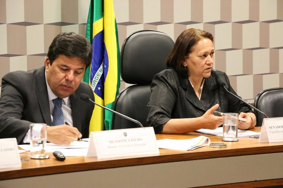 Depois de quase dois meses à frente do Ministério da Educação e de ter exonerado o corpo técnico do Fórum Nacional de Educação (FNE), o ministro interino da Educação, Mendonça Filho, em resposta a questionamento da senadora Fátima Bezerra (PT-RN) nesta quarta-feira 6, decidiu convidar o presidente da entidade para uma reunião; durante audiência pública na Comissão de Educação, Cultura e Esporte do Senado, ele chegou a confundir o nome da instituição, chamando-a de Fórum da Educação Brasileira (Foto: Gisele Federicce) Depois de quase dois meses à frente do Ministério da Educação e de ter exonerado o corpo técnico do Fórum Nacional de Educação (FNE), o ministro interino da Educação, Mendonça Filho, em resposta a questionamento da senadora Fátima Bezerra (PT-RN) nesta quarta-feira 6, decidiu convidar o presidente da entidade para uma reunião; durante audiência pública na Comissão de Educação, Cultura e Esporte do Senado, ele chegou a confundir o nome da instituição, chamando-a de Fórum da Educação Brasileira