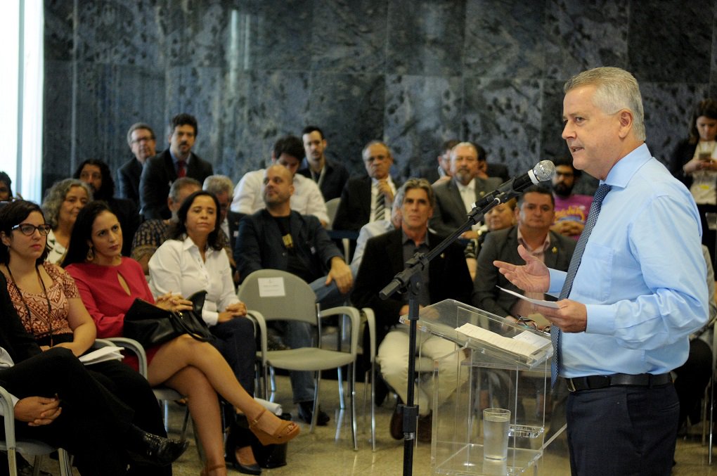 O governo de Brasília encaminhou para a Câmara Legislativa o projeto da Lei Orgânica de Cultura nesta terça-feira; matéria visa adequar o DF ao Sistema Nacional de Cultura, facilitar o acesso a repasses financeiros do governo federal, fortalecer os conselhos e aumentar a participação popular; "Ao criar um sistema distrital de cultura e aderi-lo ao nacional, poderemos receber repasses fundo a fundo, desburocratizando o caminho de recursos federais”, disse o governador Rodrigo Rollemberg (Foto: José Barbacena) O governo de Brasília encaminhou para a Câmara Legislativa o projeto da Lei Orgânica de Cultura nesta terça-feira; matéria visa adequar o DF ao Sistema Nacional de Cultura, facilitar o acesso a repasses financeiros do governo federal, fortalecer os conselhos e aumentar a participação popular; "Ao criar um sistema distrital de cultura e aderi-lo ao nacional, poderemos receber repasses fundo a fundo, desburocratizando o caminho de recursos federais”, disse o governador Rodrigo Rollemberg