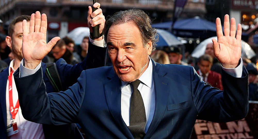 Na opinião de Oliver Stone, que recentemente realizou um filme sobre a vida do ex-agente americano Edward Snowden, é muito difícil que o candidato republicano Donald Trump se torne presidente dos EUA. Segundo ele, a sociedade deveria estar mesmo é preocupada com a provável vitória e os futuros planos de governo da candidata democrata Hillary Clinton (Foto: Leonardo Attuch) Na opinião de Oliver Stone, que recentemente realizou um filme sobre a vida do ex-agente americano Edward Snowden, é muito difícil que o candidato republicano Donald Trump se torne presidente dos EUA. Segundo ele, a sociedade deveria estar mesmo é preocupada com a provável vitória e os futuros planos de governo da candidata democrata Hillary Clinton