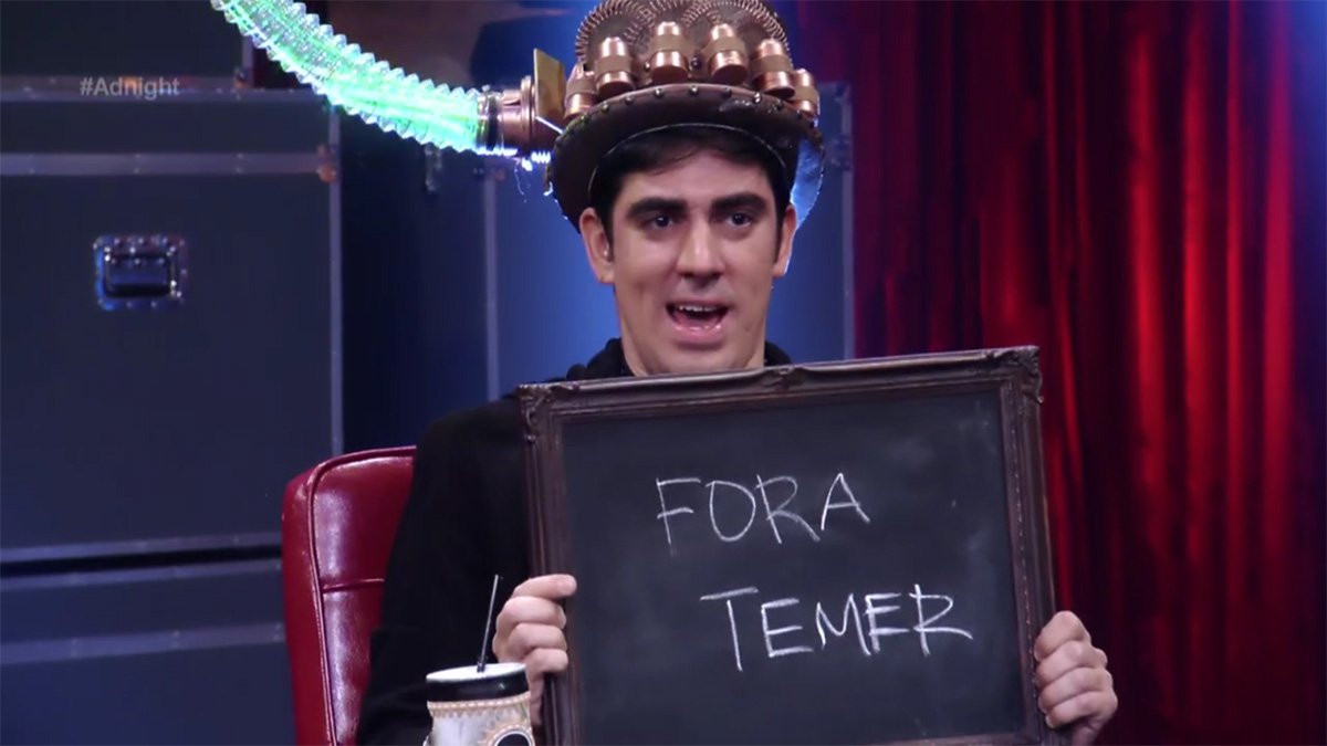 No programa Adnight, na TV Globo, o apresentador Marcelo Adnet escreveu Fora Temer em uma lousa, durante uma brincadeira com o ator Alexandre Neto; e ainda disparou: "provavelmente vai ser editada essa parte"; assista (Foto: Gisele Federicce) No programa Adnight, na TV Globo, o apresentador Marcelo Adnet escreveu Fora Temer em uma lousa, durante uma brincadeira com o ator Alexandre Neto; e ainda disparou: "provavelmente vai ser editada essa parte"; assista