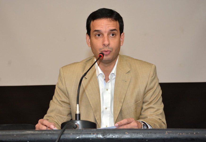 Pelo andar da carruagem, o vereador Léo Prates (DEM) não terá dificuldade na eleição para a presidência da Câmara Municipal de Salvador no biênio 2017-2018; desde que colocou seu nome na disputa, o democrata vem ganhando força e conquistando apoio de grupos importantes na Casa; depois de o PMDB deixar seus quadros livres para fazer suas escolhas, Prates recebeu apoio do recém-eleito Daniel Rios e do veterano Alfredo Mangueira; outros dois que manifestaram apoio a Prates nesta quarta-feira (30) foram os vereadores Duda Sanches (DEM) e Odiosvaldo Vigas (PDT); com isso, o democrata chega à marca de 36 votos declarados para o pleito e deixa a eventual vitoria ainda mais folgada (Foto: Romulo Faro) Pelo andar da carruagem, o vereador Léo Prates (DEM) não terá dificuldade na eleição para a presidência da Câmara Municipal de Salvador no biênio 2017-2018; desde que colocou seu nome na disputa, o democrata vem ganhando força e conquistando apoio de grupos importantes na Casa; depois de o PMDB deixar seus quadros livres para fazer suas escolhas, Prates recebeu apoio do recém-eleito Daniel Rios e do veterano Alfredo Mangueira; outros dois que manifestaram apoio a Prates nesta quarta-feira (30) foram os vereadores Duda Sanches (DEM) e Odiosvaldo Vigas (PDT); com isso, o democrata chega à marca de 36 votos declarados para o pleito e deixa a eventual vitoria ainda mais folgada