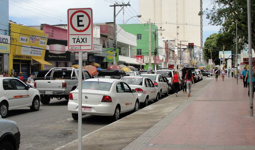 A concorrência com o Uber já começa a trazer benefícios para os maceioenses; algumas empresas de táxi estão dando descontos de até 30% aos clientes, chegando próximo ao preço cobrado no aplicativo (Foto: Voney Malta) A concorrência com o Uber já começa a trazer benefícios para os maceioenses; algumas empresas de táxi estão dando descontos de até 30% aos clientes, chegando próximo ao preço cobrado no aplicativo