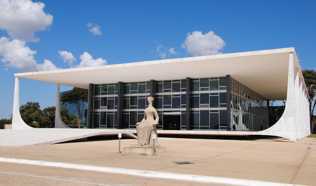 Aumentou para seis o número de mandados de segurança impetrados no Supremo Tribunal Federal contra decisões do comando da CPI Funai/Incra; também aumentou – para três – o número de pedidos de liminares acolhidos pelo presidente do STF, Ricardo Lewandowski, para suspender as decisões da CPI que quebraram sigilos fiscal e bancário de pessoas e de entidades; o mandado de segurança mais recente foi protocolado no STF, nesta quarta, por 12 deputados e deputadas do PT, do PSOL e do PSB (Foto: Valter Lima) Aumentou para seis o número de mandados de segurança impetrados no Supremo Tribunal Federal contra decisões do comando da CPI Funai/Incra; também aumentou – para três – o número de pedidos de liminares acolhidos pelo presidente do STF, Ricardo Lewandowski, para suspender as decisões da CPI que quebraram sigilos fiscal e bancário de pessoas e de entidades; o mandado de segurança mais recente foi protocolado no STF, nesta quarta, por 12 deputados e deputadas do PT, do PSOL e do PSB