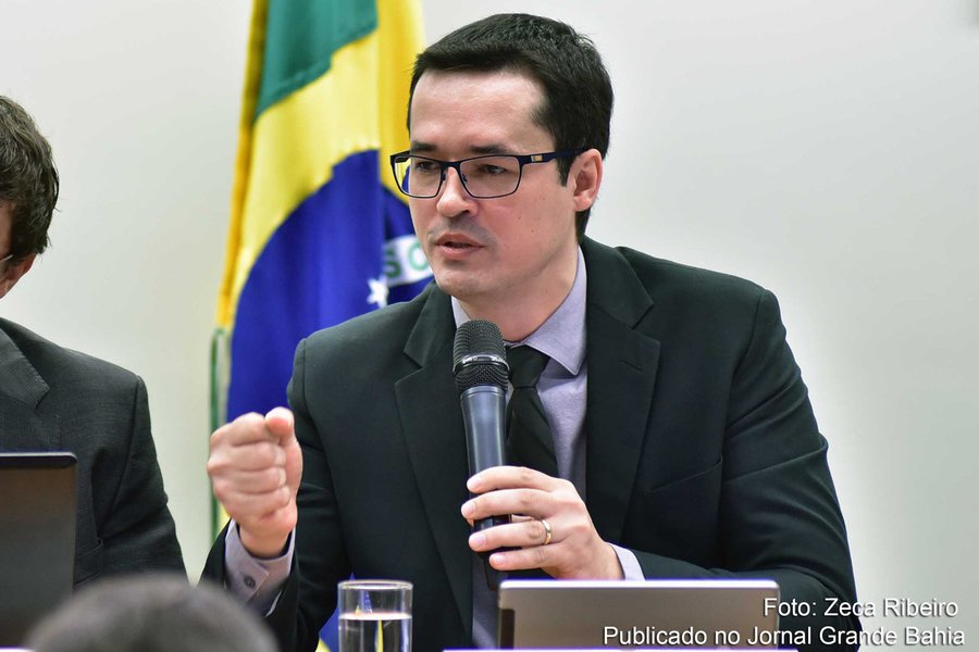 Procuradores do Ministério Público Federal se reuniram nesta segunda-feira, 14, na Câmara Federal com o deputado Onyx Lorenzoni (DEM-RS), relator do projeto de lei com 10 de combate à corrupção, sugeridas pelo MPF; eles pediram a retirada da proposta de criação de crime de responsabilidade para integrantes do Ministério Público e para juízes; "Daqui não vai sair nenhuma medida contra o Ministério Público, contra a Polícia Federal, contra quem está combatendo a corrupção", afirmou o presidente da comissão, deputado Joaquim Passarinho (PSD-PA) (Foto: Aquiles Lins) Procuradores do Ministério Público Federal se reuniram nesta segunda-feira, 14, na Câmara Federal com o deputado Onyx Lorenzoni (DEM-RS), relator do projeto de lei com 10 de combate à corrupção, sugeridas pelo MPF; eles pediram a retirada da proposta de criação de crime de responsabilidade para integrantes do Ministério Público e para juízes; "Daqui não vai sair nenhuma medida contra o Ministério Público, contra a Polícia Federal, contra quem está combatendo a corrupção", afirmou o presidente da comissão, deputado Joaquim Passarinho (PSD-PA)