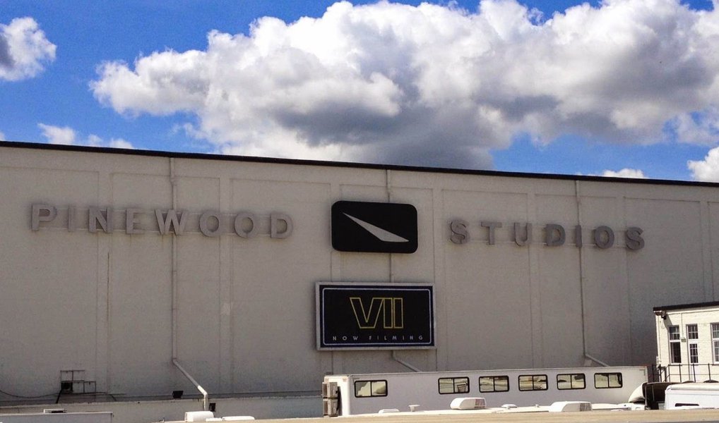 Controladora dos estúdios britânicos Pinewood, casa do mais famoso espião dos cinemas, James Bond, está pronta para ser vendida para um fundo imobiliário por 323 milhões de libras (423 milhões de dólares); primeiros quatro estúdios de Pinewood foram construídos nos anos 1930 no leste de Londres, e a companhia desde então tem expandido com instalações nos Estados Unidos, Canadá, Malásia e República Dominicana; set do agente 007 de Pinewood, um dos maiores na Europa, foi primeiramente construído para o filme "O Espião que me Amava", de 1976, e foi utilizado na produção de outros diversos filmes, como "O Código Da Vinci" e "Tomb Raider" (Foto: Paulo Emílio) Controladora dos estúdios britânicos Pinewood, casa do mais famoso espião dos cinemas, James Bond, está pronta para ser vendida para um fundo imobiliário por 323 milhões de libras (423 milhões de dólares); primeiros quatro estúdios de Pinewood foram construídos nos anos 1930 no leste de Londres, e a companhia desde então tem expandido com instalações nos Estados Unidos, Canadá, Malásia e República Dominicana; set do agente 007 de Pinewood, um dos maiores na Europa, foi primeiramente construído para o filme "O Espião que me Amava", de 1976, e foi utilizado na produção de outros diversos filmes, como "O Código Da Vinci" e "Tomb Raider"