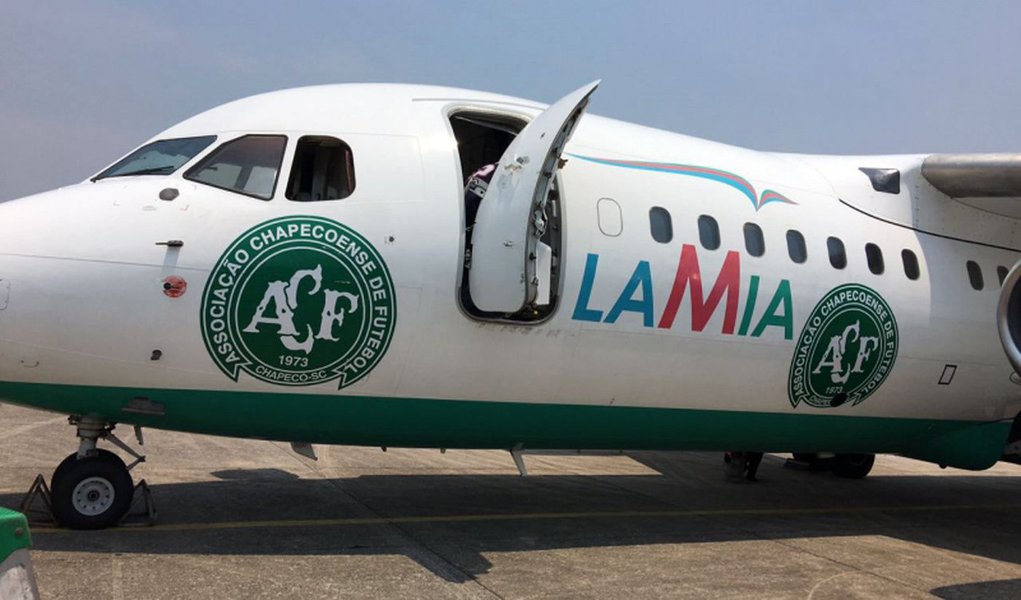 O avião da Lamia, que caiu na Colômbia e deixou 71 mortos, entre eles grande parte da delegação da Chapecoense, não respeitou o plano de reabastecer com combustível em Bogotá, informou uma fonte da companhia; "O avião deveria ter reabastecido em Bogotá", mas seguiu até Medellín, afirmou ao diário Página Siete Gustavo Vargas, representante da companhia aérea (Foto: Gisele Federicce) O avião da Lamia, que caiu na Colômbia e deixou 71 mortos, entre eles grande parte da delegação da Chapecoense, não respeitou o plano de reabastecer com combustível em Bogotá, informou uma fonte da companhia; "O avião deveria ter reabastecido em Bogotá", mas seguiu até Medellín, afirmou ao diário Página Siete Gustavo Vargas, representante da companhia aérea