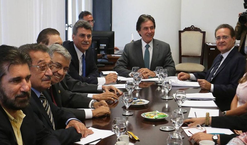Investigação da Procuradoria Geral da República rastreou operações financeiras suspeitas do lobista Milton de Oliveira Lyra Filho que pode estar ligadas a pagamento de propina e lavagem de dinheiro para senadores do PMDB; de acordo com procuradores da Lava-Jato, há indícios de que senadores do PMDB tenham se beneficiado de desvios de dinheiro da construção da usina hidrelétrica de Belo Monte e de fraudes nos investimentos realizados pelo Postalis, fundo de pensão dos trabalhadores dos Correios. Entre os senadores peemedebistas citados na investigação estão Eunício Oliveira (CE), Renan Calheiros (AL), Romero Jucá (RR), Valdir Raupp (RO) e Edison Lobão (MA) (Foto: Aquiles Lins) Investigação da Procuradoria Geral da República rastreou operações financeiras suspeitas do lobista Milton de Oliveira Lyra Filho que pode estar ligadas a pagamento de propina e lavagem de dinheiro para senadores do PMDB; de acordo com procuradores da Lava-Jato, há indícios de que senadores do PMDB tenham se beneficiado de desvios de dinheiro da construção da usina hidrelétrica de Belo Monte e de fraudes nos investimentos realizados pelo Postalis, fundo de pensão dos trabalhadores dos Correios. Entre os senadores peemedebistas citados na investigação estão Eunício Oliveira (CE), Renan Calheiros (AL), Romero Jucá (RR), Valdir Raupp (RO) e Edison Lobão (MA)