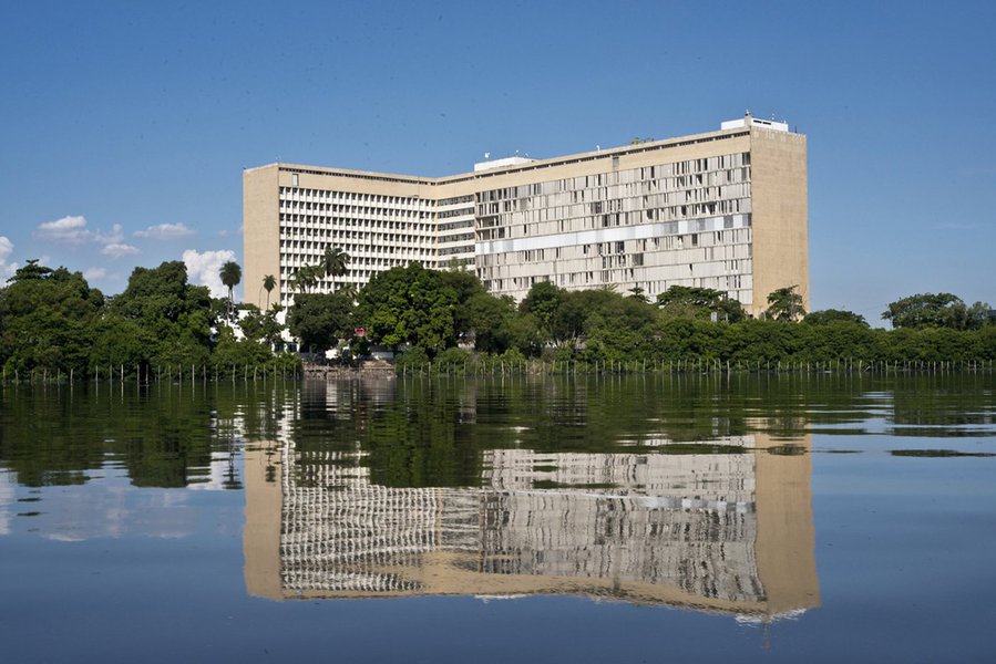 A Light, que distribui energia para mais de 10 milhões de pessoas em 31 municípios do estado do Rio de Janeiro, cortou o abastecimento para o prédio administrativo da Reitoria da Universidade Federal do Rio de Janeiro (UFRJ), no Fundão, zona norte do Rio de Janeiro. O motivo foi a falta de pagamento das faturas referentes aos meses de junho a novembro de 2016 (Foto: Leonardo Attuch) A Light, que distribui energia para mais de 10 milhões de pessoas em 31 municípios do estado do Rio de Janeiro, cortou o abastecimento para o prédio administrativo da Reitoria da Universidade Federal do Rio de Janeiro (UFRJ), no Fundão, zona norte do Rio de Janeiro. O motivo foi a falta de pagamento das faturas referentes aos meses de junho a novembro de 2016