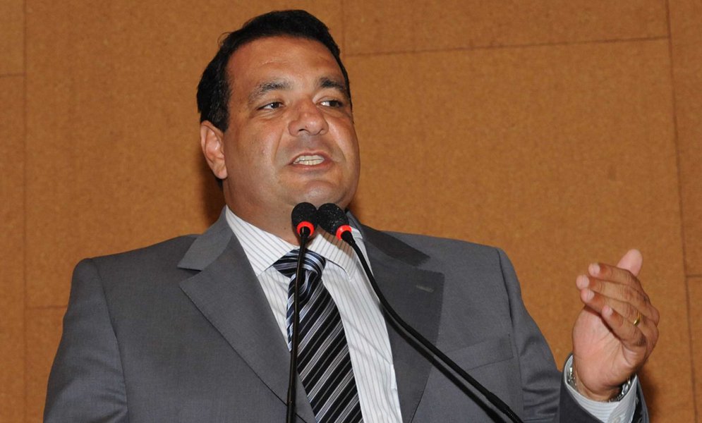 Deputado estadual Alan Sanches cobra "ação efetiva" do governo do Estado no combate ao câncer de próstata, que hoje coloca a Bahia como o estado com maior incidência da doença no país; segundo Alan Sanches, que é médico, a campanha novembro azul apenas não tem eficácia se não houver especialistas em urologia disponíveis na rede pública, e locais para realização dos exames necessários para o diagnóstico e tratamento a curto prazo (Foto: Romulo Faro) Deputado estadual Alan Sanches cobra "ação efetiva" do governo do Estado no combate ao câncer de próstata, que hoje coloca a Bahia como o estado com maior incidência da doença no país; segundo Alan Sanches, que é médico, a campanha novembro azul apenas não tem eficácia se não houver especialistas em urologia disponíveis na rede pública, e locais para realização dos exames necessários para o diagnóstico e tratamento a curto prazo