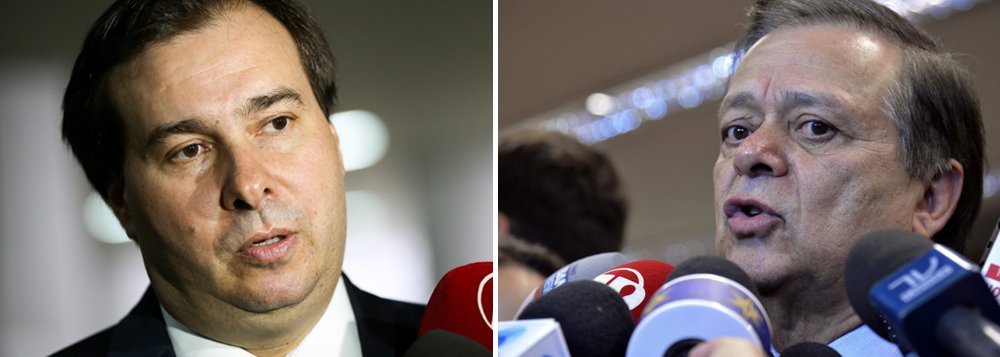 Partidos que formam o chamado "centrão" se prepararam para entrar numa guera jurídica para impedir que o atual presidente da Câmara, Rodrigo Maia (DEM), seja candidato à reeleição ao cargo; bloco que reúne PP, PR, PSD, PTB, PRB, entre outros, argumentam que Maia tenta manobra ilegal para continuar no poder por mais dois anos; "Está escrito que não pode ter recondução, independentemente se é ou não mandato-tampão", afirma o líder do PTB, Jovair Arantes, pré-candidato a presidente; racha na base aliada poderá afetar a votação da agenda econômica do presidente Michel Temer, sobretudo a reforma da Previdência (Foto: Aquiles Lins) Partidos que formam o chamado "centrão" se prepararam para entrar numa guera jurídica para impedir que o atual presidente da Câmara, Rodrigo Maia (DEM), seja candidato à reeleição ao cargo; bloco que reúne PP, PR, PSD, PTB, PRB, entre outros, argumentam que Maia tenta manobra ilegal para continuar no poder por mais dois anos; "Está escrito que não pode ter recondução, independentemente se é ou não mandato-tampão", afirma o líder do PTB, Jovair Arantes, pré-candidato a presidente; racha na base aliada poderá afetar a votação da agenda econômica do presidente Michel Temer, sobretudo a reforma da Previdência