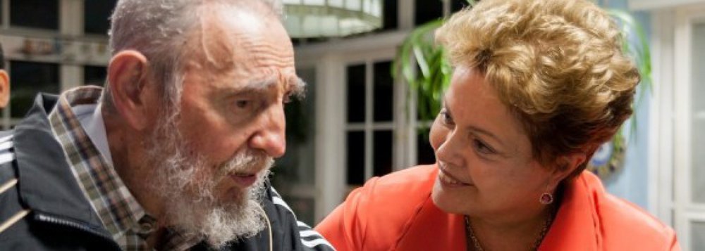 Presidente deposta Dilma Rousseff lamentou a morte do "comandante" Fidel Castro, neste sábado, aos 90 anos; Dilma disse que é motivo de "luto e dor" e perda do líder da revolução cubana e uma das "mais influentes expressões políticas do século 20"; "Fidel foi um dos mais importantes políticos contemporâneos e um visionário que acreditou na construção de uma sociedade fraterna e justa, sem fome nem exploração, numa América Latina unida e forte", afirmou; "Um homem que soube unir ação e pensamento, mobilizando forças populares contra a exploração de seu povo. Foi também um ícone para milhões de jovens em todo o mundo"; governo de Cuba decretou nove dias de luto nacional e anunciou que o funeral de Fidel será no dia 4 de dezembro, na cidade de Santiago de Cuba (Foto: Aquiles Lins) Presidente deposta Dilma Rousseff lamentou a morte do "comandante" Fidel Castro, neste sábado, aos 90 anos; Dilma disse que é motivo de "luto e dor" e perda do líder da revolução cubana e uma das "mais influentes expressões políticas do século 20"; "Fidel foi um dos mais importantes políticos contemporâneos e um visionário que acreditou na construção de uma sociedade fraterna e justa, sem fome nem exploração, numa América Latina unida e forte", afirmou; "Um homem que soube unir ação e pensamento, mobilizando forças populares contra a exploração de seu povo. Foi também um ícone para milhões de jovens em todo o mundo"; governo de Cuba decretou nove dias de luto nacional e anunciou que o funeral de Fidel será no dia 4 de dezembro, na cidade de Santiago de Cuba